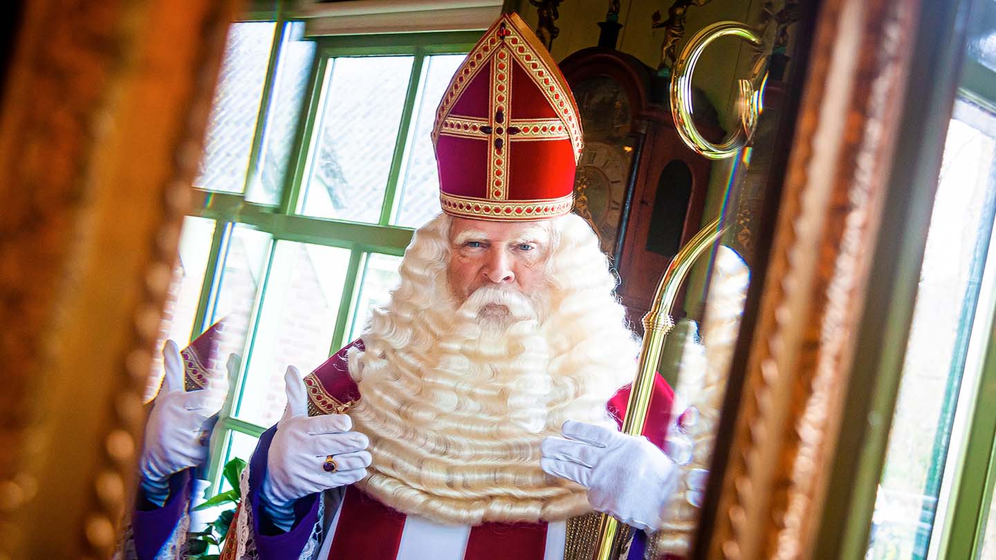 Sinterklaas in spiegel Sinterklaaskrullen