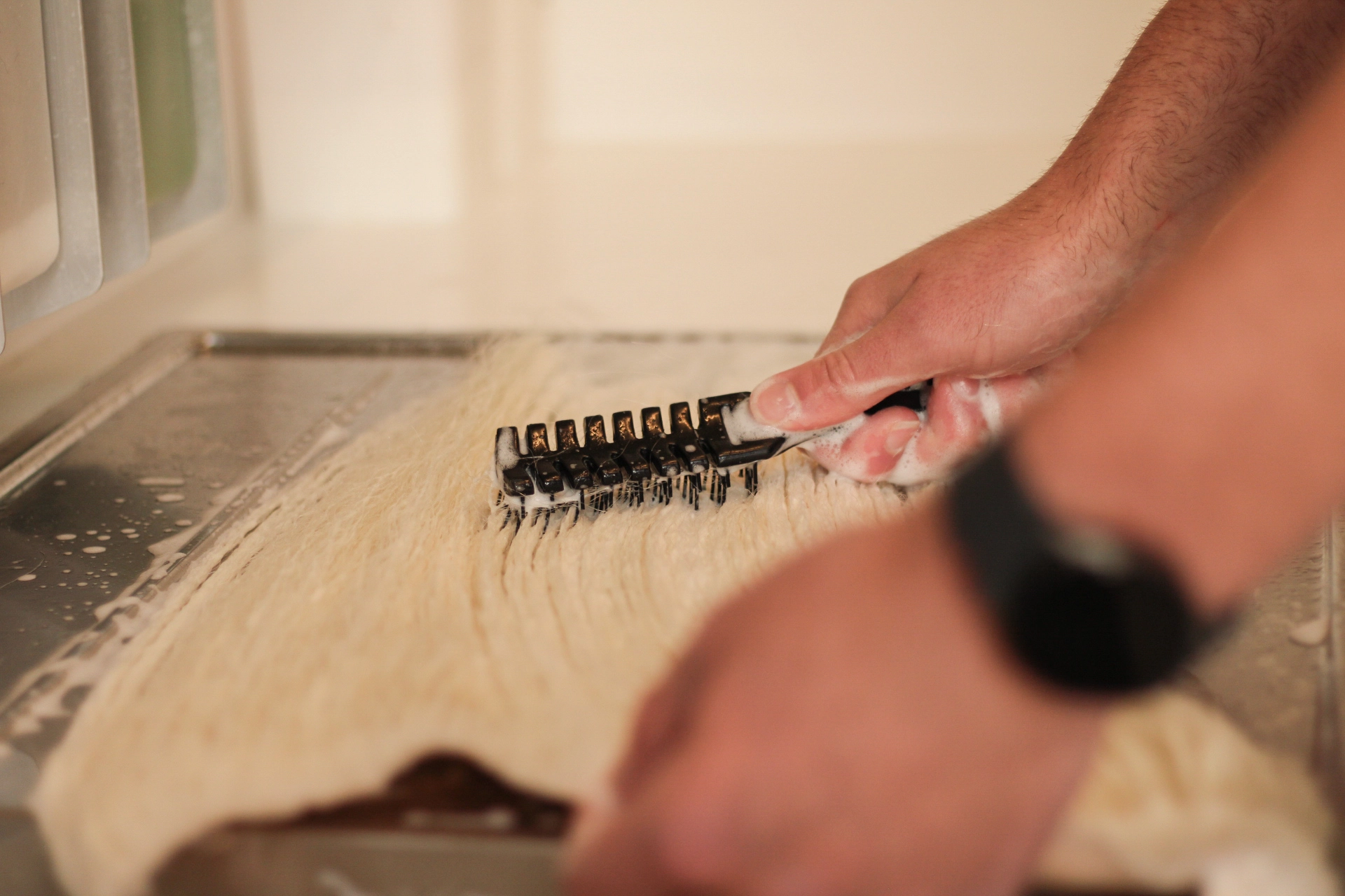 Mark Aaij haarwerk wassen en onduleren