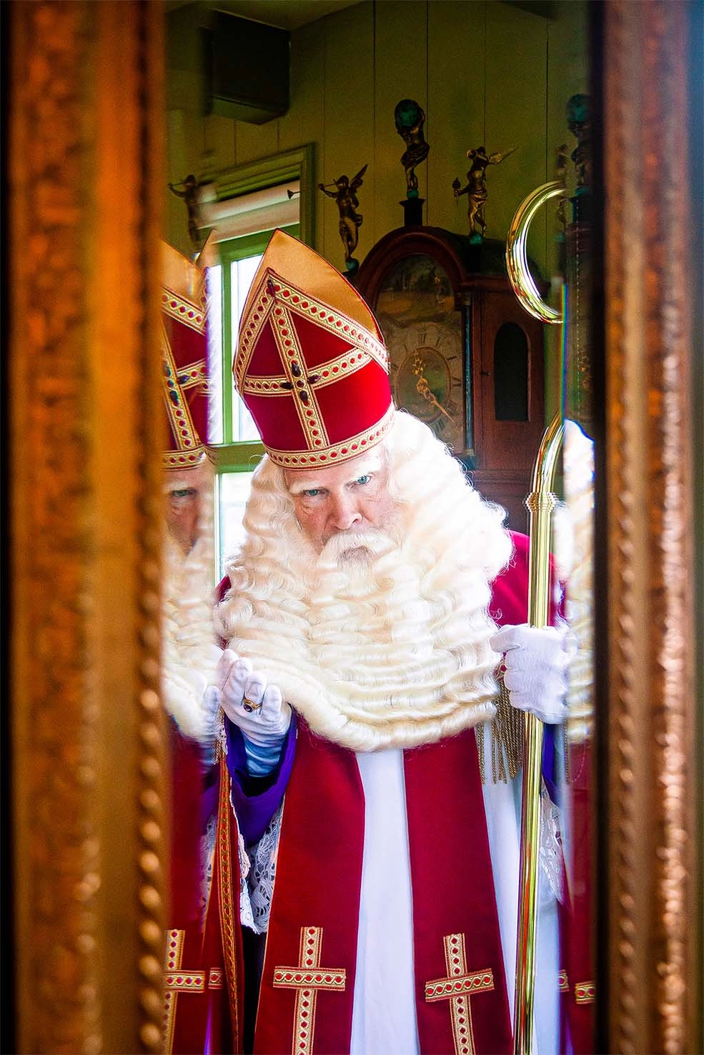 Sinterklaas Erik bewondert zich in de Spiegel